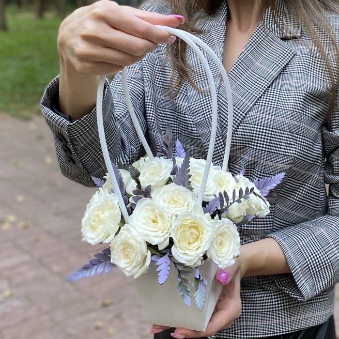 Композиция с кустовой розой Сноу бабл в сумочке