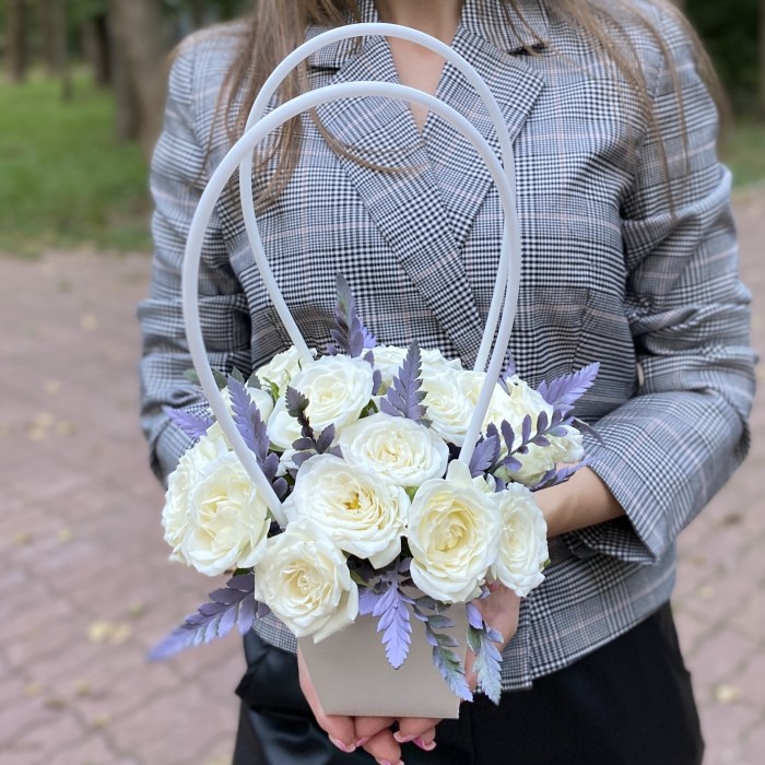 Композиция с кустовой розой Сноу бабл в сумочке