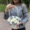 Композиция с кустовой розой Сноу бабл в сумочке
