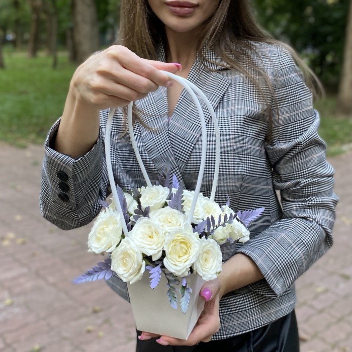 Композиция с кустовой розой Сноу бабл в сумочке