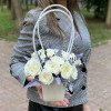 Композиция с кустовой розой Сноу бабл в сумочке