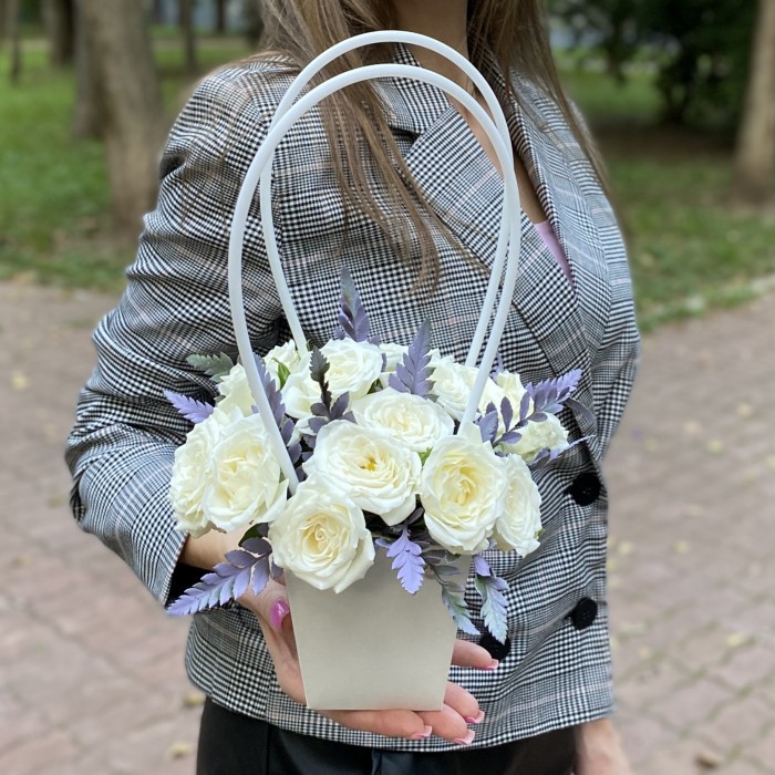 Композиция с кустовой розой Сноу бабл в сумочке