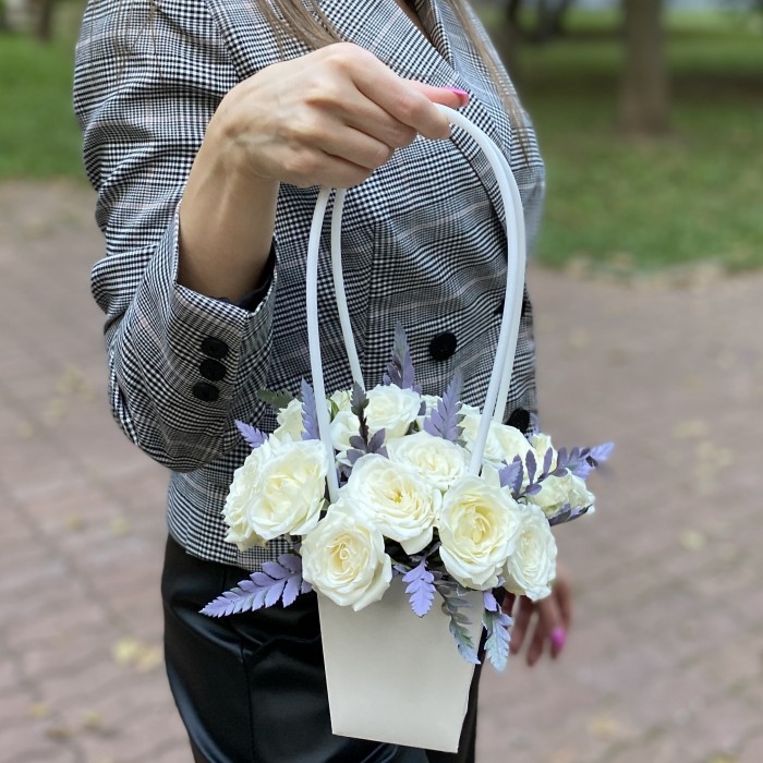 Композиция с кустовой розой Сноу бабл в сумочке