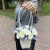 Композиция с кустовой розой Сноу бабл в сумочке