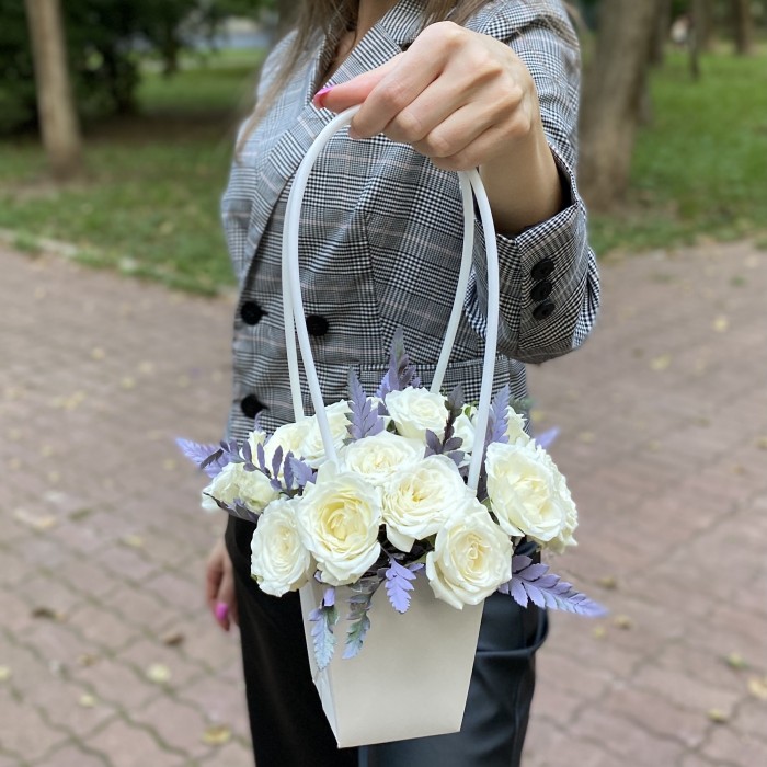 Композиция с кустовой розой Сноу бабл в сумочке