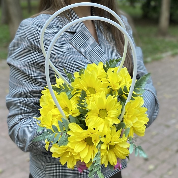 Желтая кустовая хризантема в сумочке
