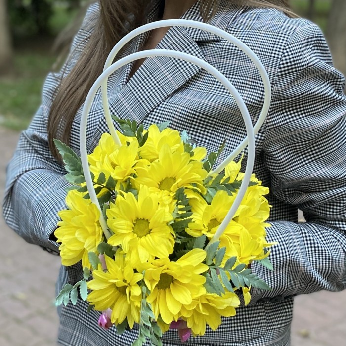 Желтая кустовая хризантема в сумочке