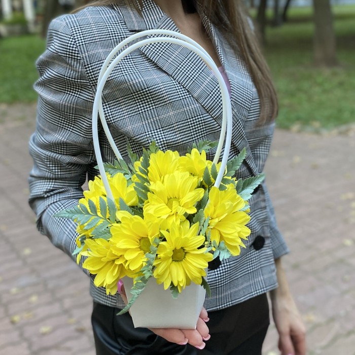 Желтая кустовая хризантема в сумочке