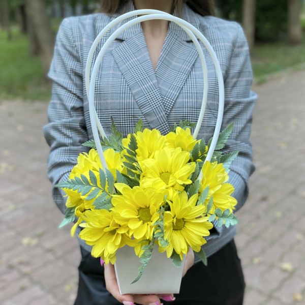 Желтая кустовая хризантема в сумочке