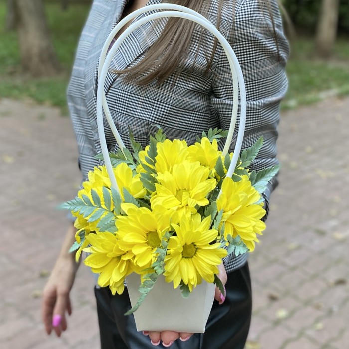 Желтая кустовая хризантема в сумочке