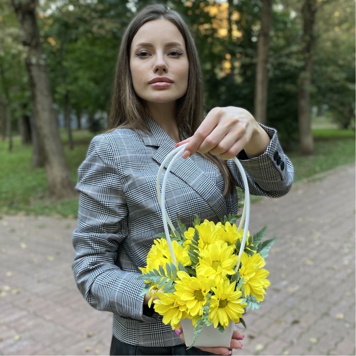 Желтая кустовая хризантема в сумочке
