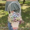 Композиция с радужной гипсофилой в сумочке