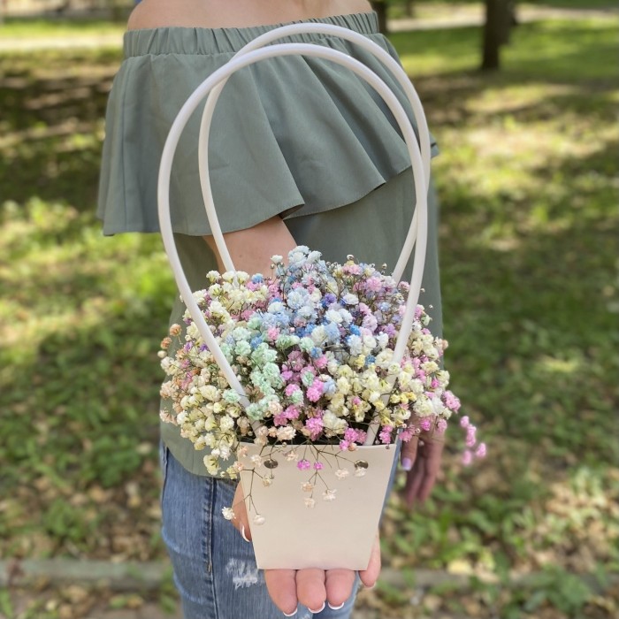 Композиция с радужной гипсофилой в сумочке