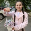 Композиция с радужной гипсофилой в сумочке