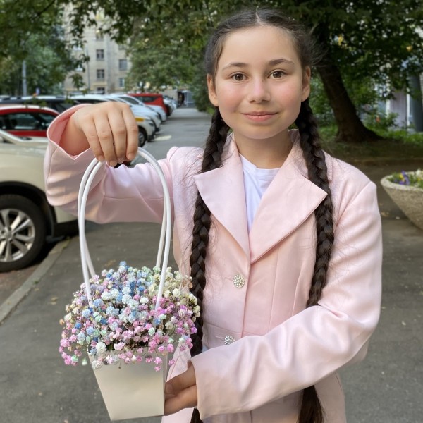 Композиция с радужной гипсофилой в сумочке