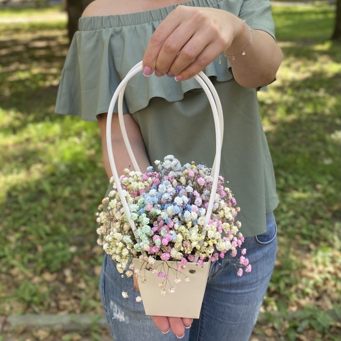 Композиция с радужной гипсофилой в сумочке