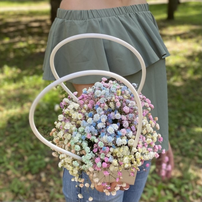 Композиция с радужной гипсофилой в сумочке