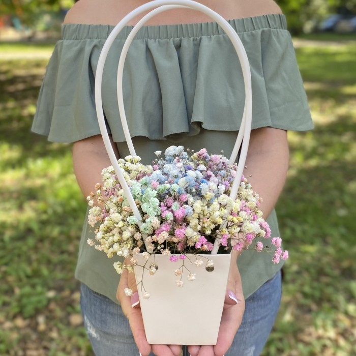 Композиция с радужной гипсофилой в сумочке