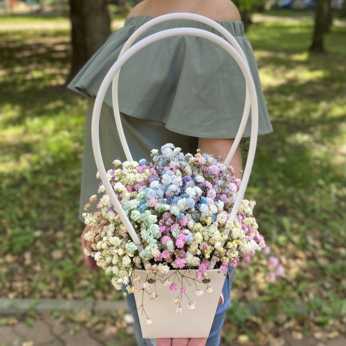 Композиция с радужной гипсофилой в сумочке