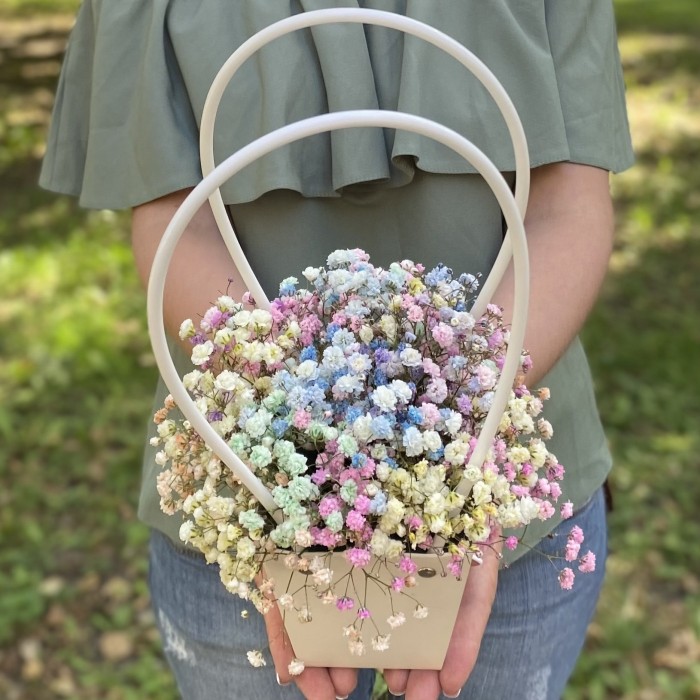 Композиция с радужной гипсофилой в сумочке