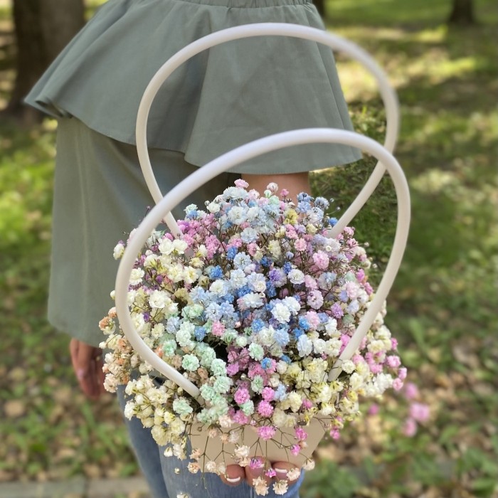 Композиция с радужной гипсофилой в сумочке