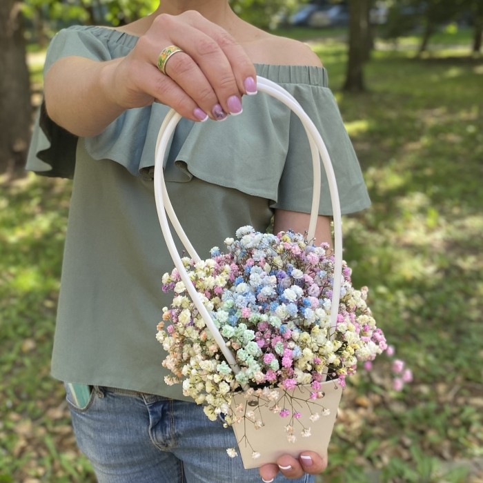 Композиция с радужной гипсофилой в сумочке