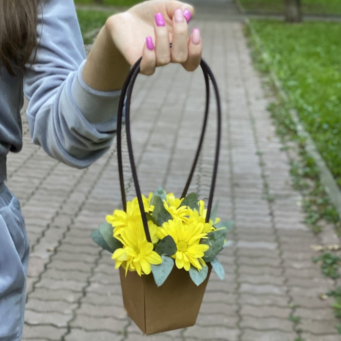 Желтая кустовая хризантема Бакарди в сумочке