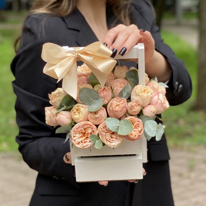 Кустовая пионовидная роза Джентл Трендсеттер в деревянном ящике
