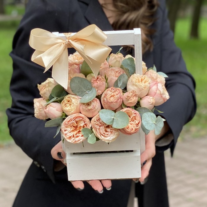 Кустовая пионовидная роза Джентл Трендсеттер в деревянном ящике