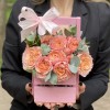 Кустовая пионовидная роза Джульетта в деревянном ящике
