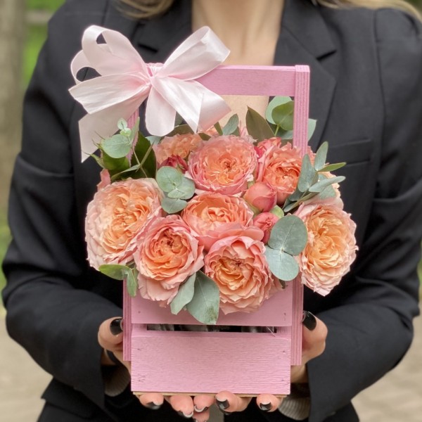 Кустовая пионовидная роза Джульетта в деревянном ящике