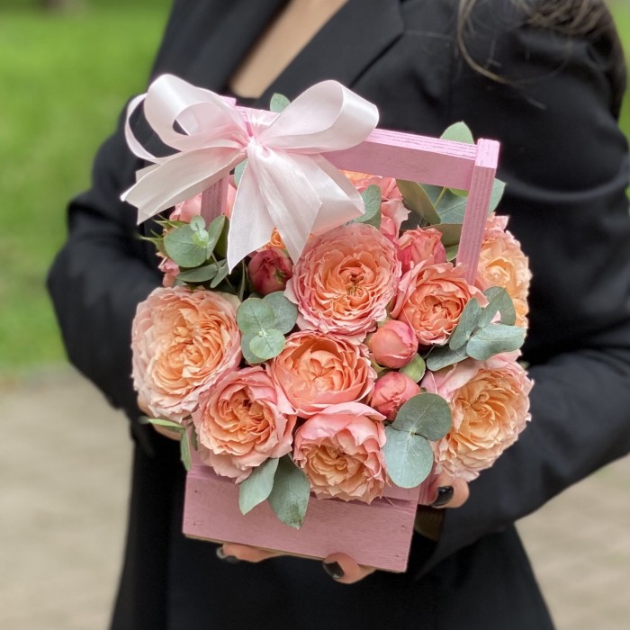 Кустовая пионовидная роза Джульетта в деревянном ящике