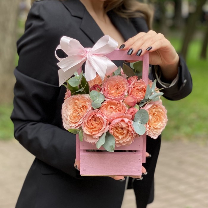 Кустовая пионовидная роза Джульетта в деревянном ящике