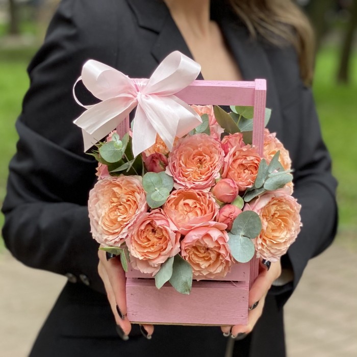 Кустовая пионовидная роза Джульетта в деревянном ящике