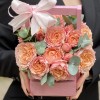 Кустовая пионовидная роза Джульетта в деревянном ящике