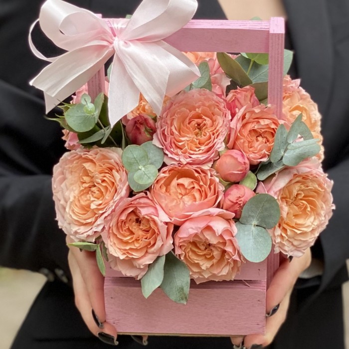 Кустовая пионовидная роза Джульетта в деревянном ящике