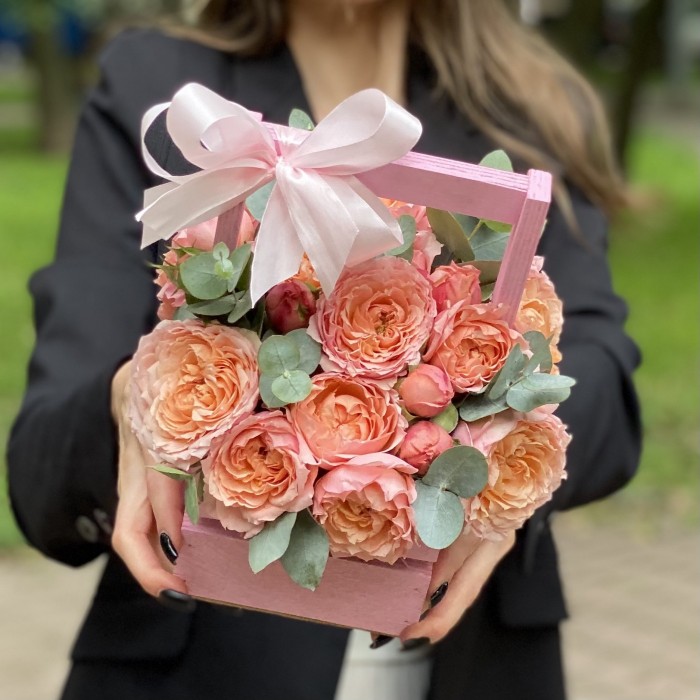 Кустовая пионовидная роза Джульетта в деревянном ящике