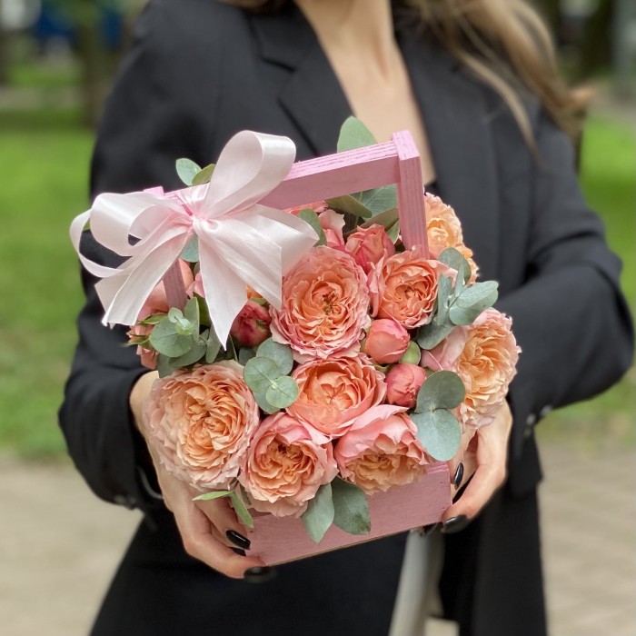 Кустовая пионовидная роза Джульетта в деревянном ящике