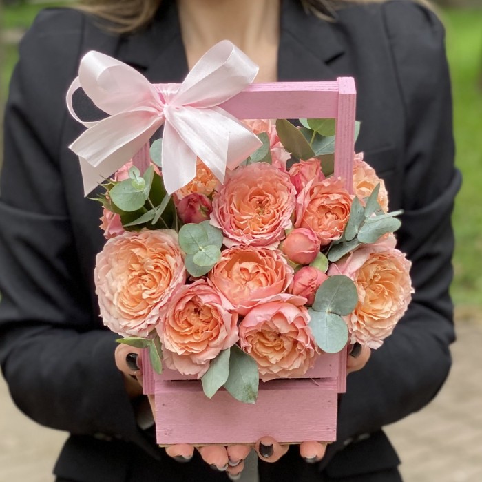 Кустовая пионовидная роза Джульетта в деревянном ящике