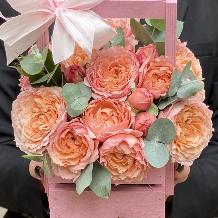 Кустовая пионовидная роза Джульетта в деревянном ящике