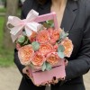 Кустовая пионовидная роза Джульетта в деревянном ящике