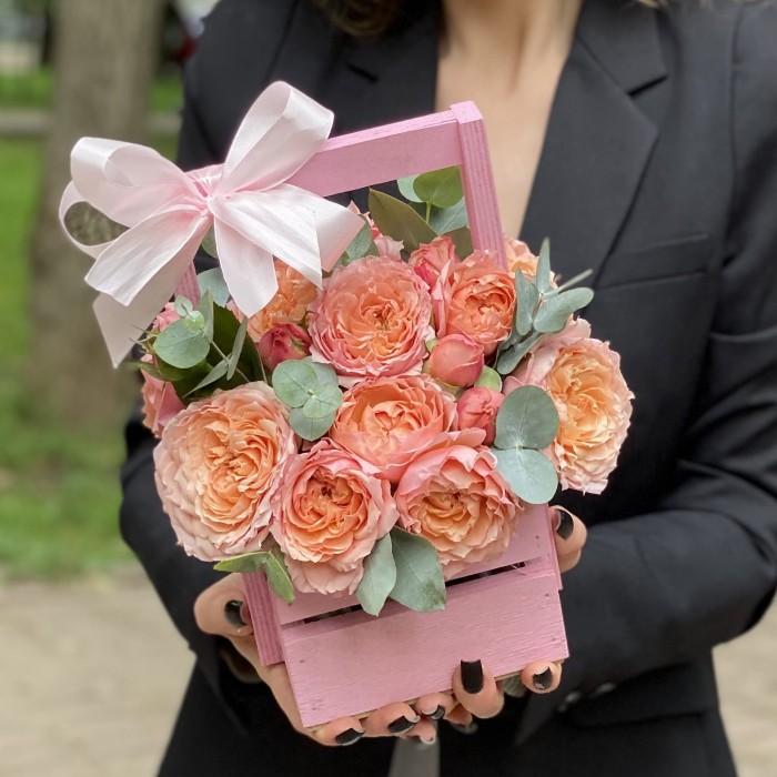 Кустовая пионовидная роза Джульетта в деревянном ящике