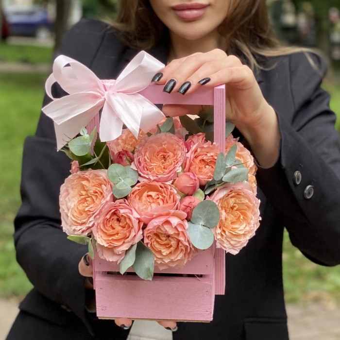 Кустовая пионовидная роза Джульетта в деревянном ящике
