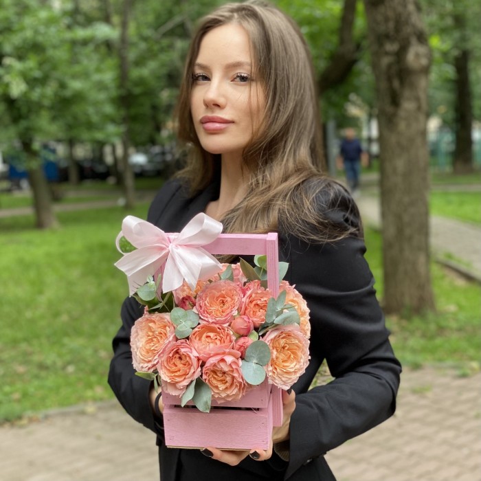 Кустовая пионовидная роза Джульетта в деревянном ящике