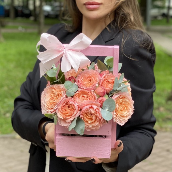 Кустовая пионовидная роза Джульетта в деревянном ящике