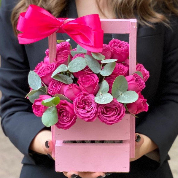 Кустовая пионовидная роза Классик сенсейшн в деревянном ящике