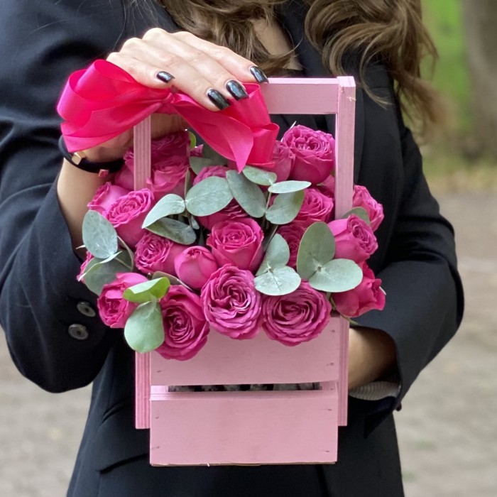 Кустовая пионовидная роза Классик сенсейшн в деревянном ящике