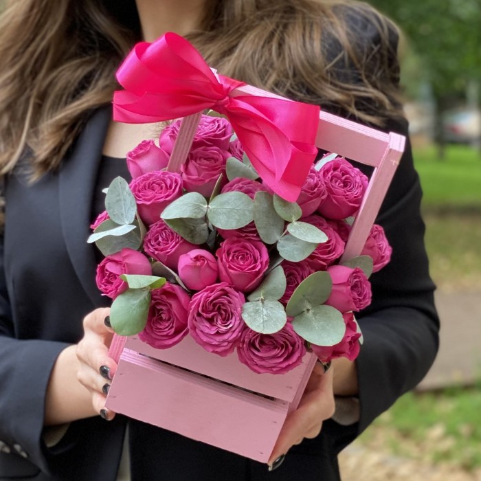 Кустовая пионовидная роза Классик сенсейшн в деревянном ящике