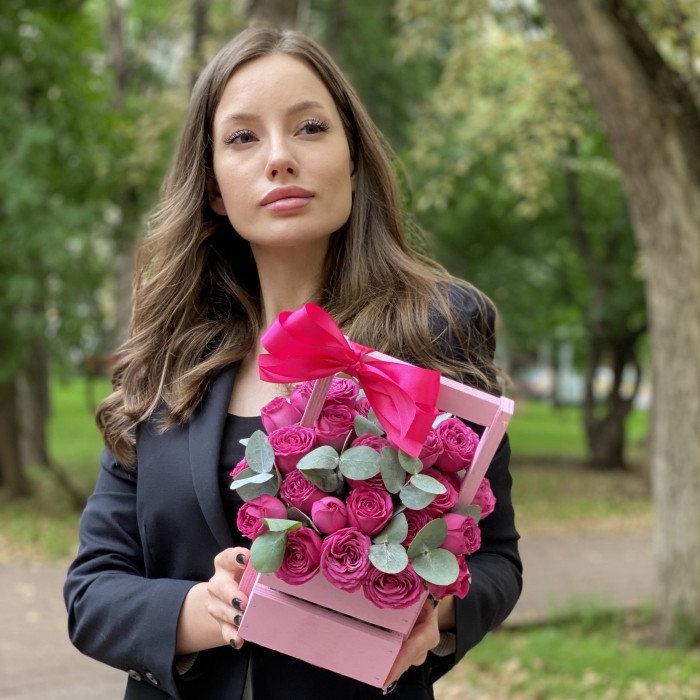 Кустовая пионовидная роза Классик сенсейшн в деревянном ящике