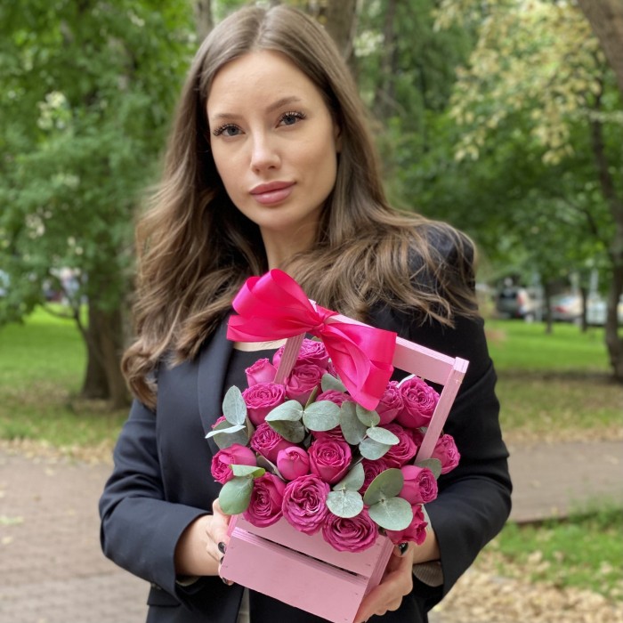 Кустовая пионовидная роза Классик сенсейшн в деревянном ящике